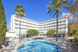 Piscina con palmeras en el hotel JS Sol de Alcudia