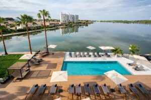 Piscina y vistas al lago del hotel THB Bamboo Alcudia