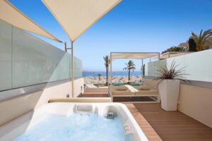 Jacuzzi con vistas al mar en el hotel Viva Golf Adults Only